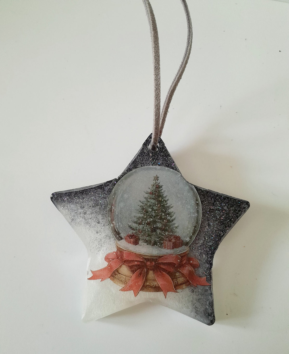 Suspensions sapin grises et blanches