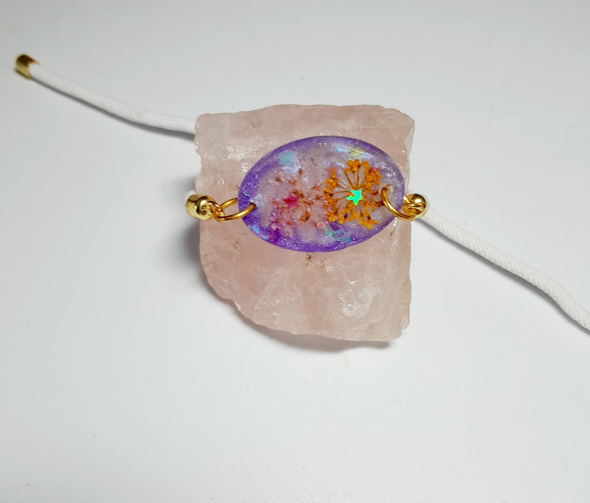 Bracelet avec fleurs séchées