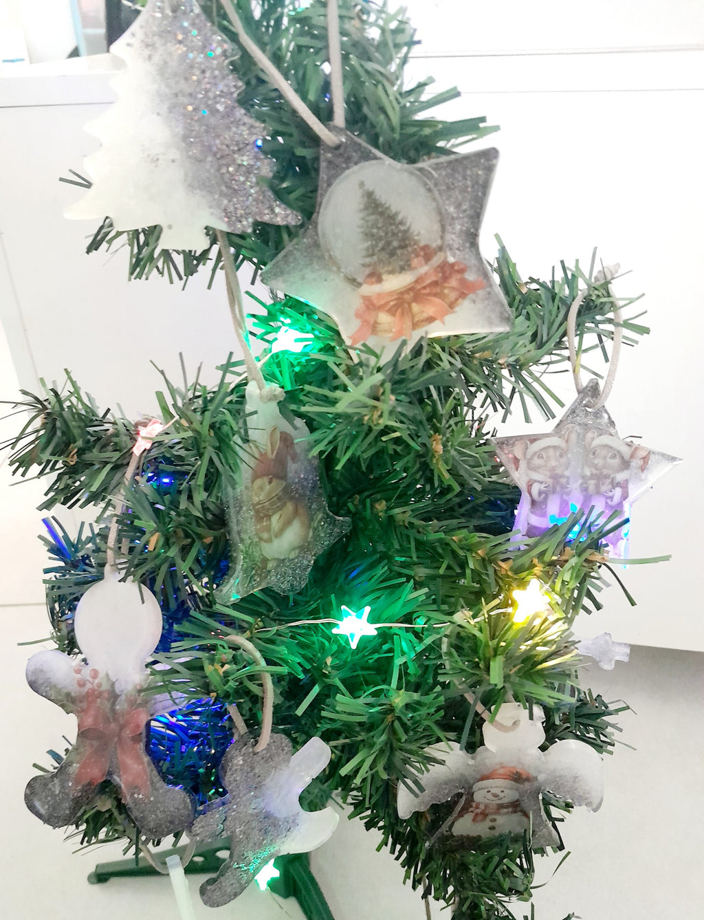 Suspensions sapin grises et blanches