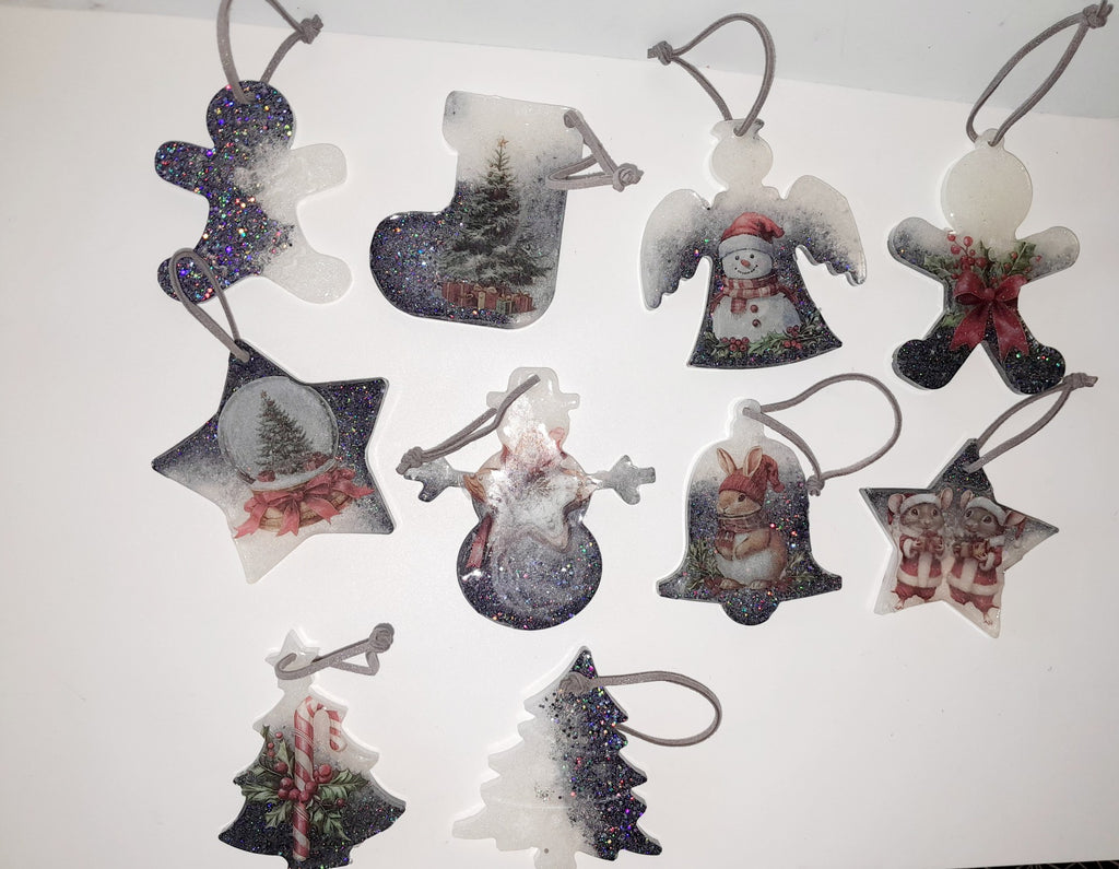 Suspensions sapin grises et blanches