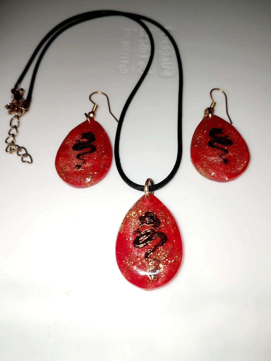 Parure Dragon ( boucles d'oreilles + pendentif)