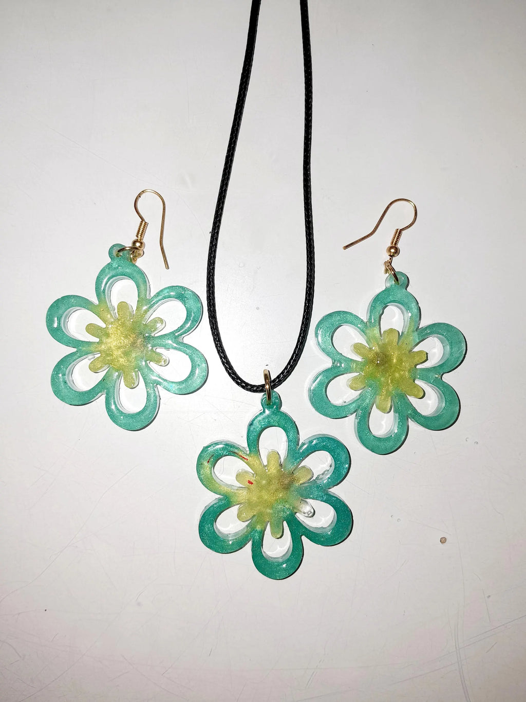 parure fleurs ( Boucles d'oreilles + pendentif)
