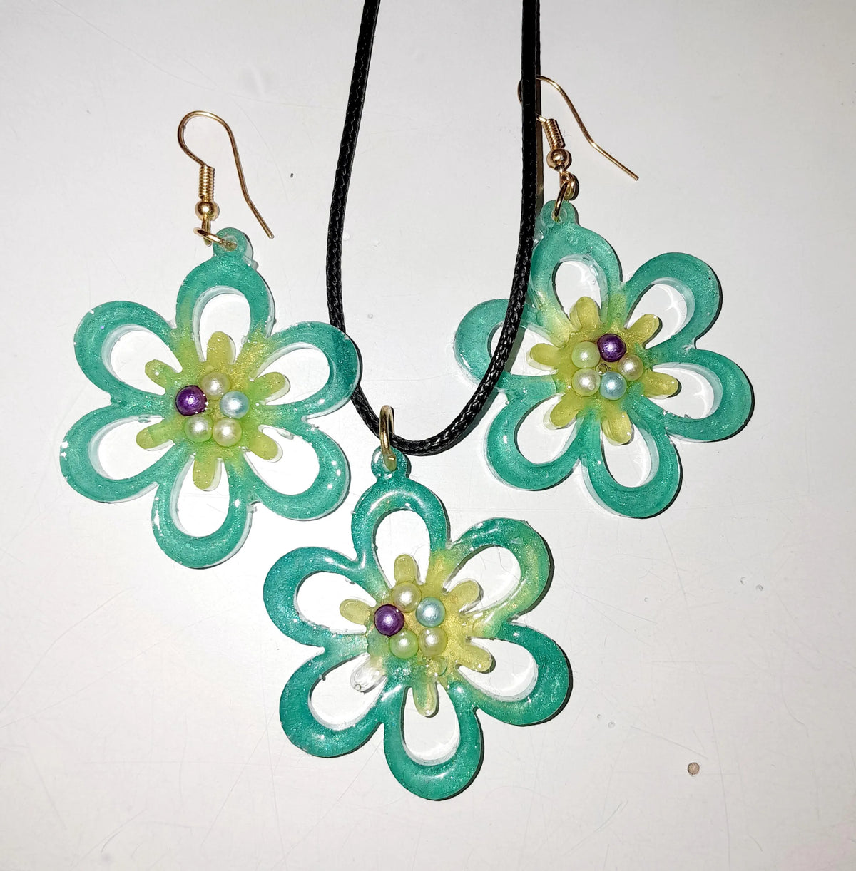 parure fleurs ( Boucles d'oreilles + pendentif)